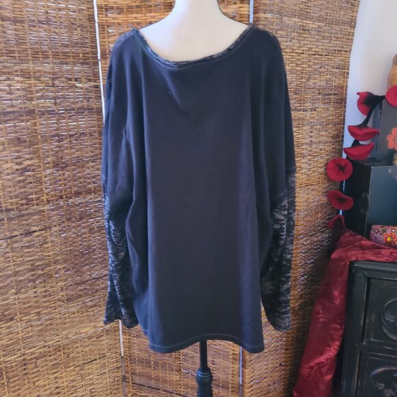 NWOT Essentials-Black & White Pattern Top-Sparkly Fleurs Burnout Long Sleeve 4X - Picture 4 of 4